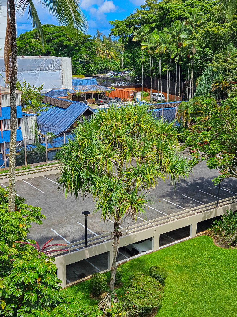 캐슬 힐로 하와이안 호텔 주차장