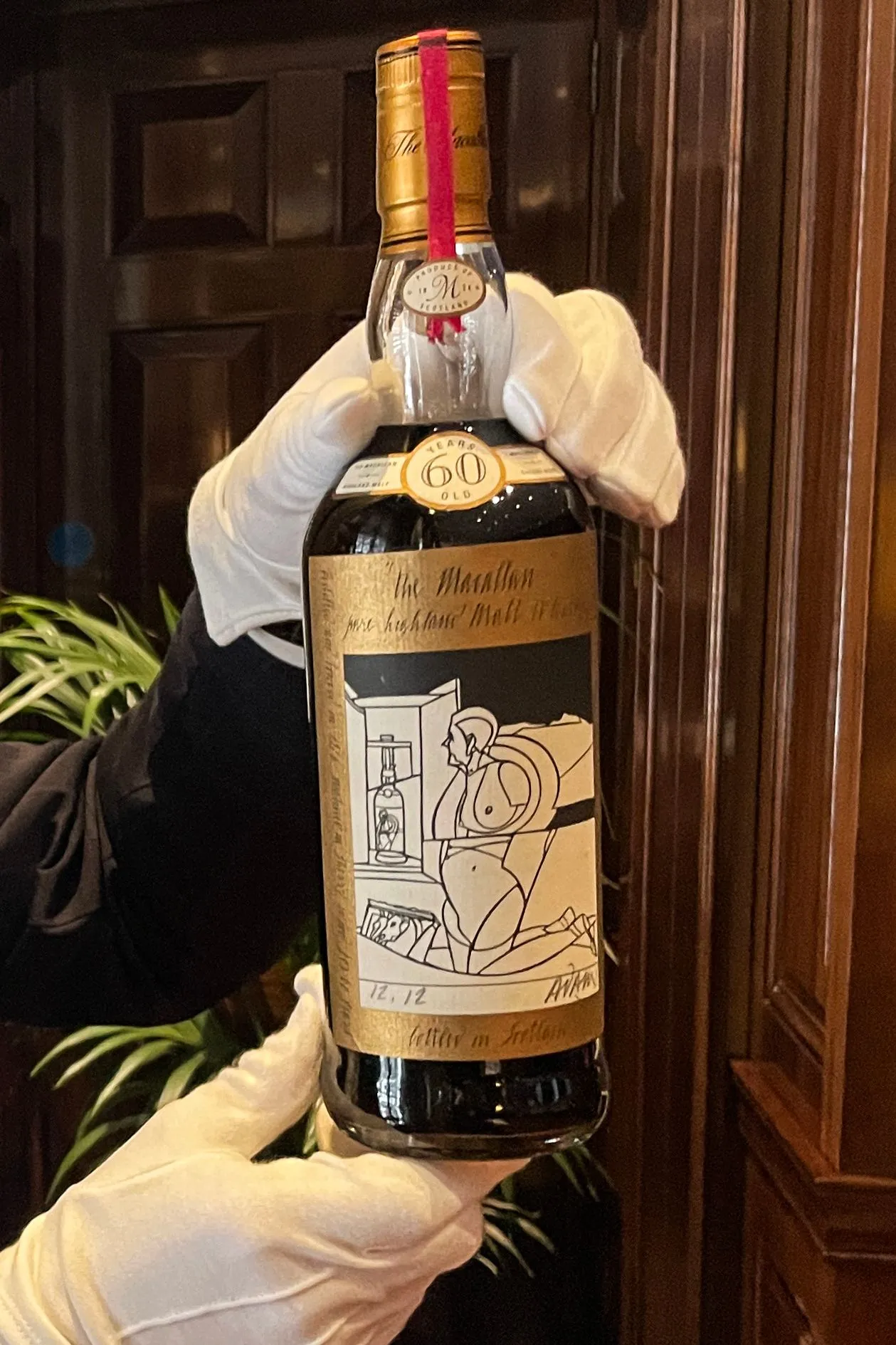 35억 짜리 세계에서 가장 비싼 술 VIDEO:Intoxicating: Rare whiskey bottle sells for record $2.7 million at auction: The Macallan Adami 1926