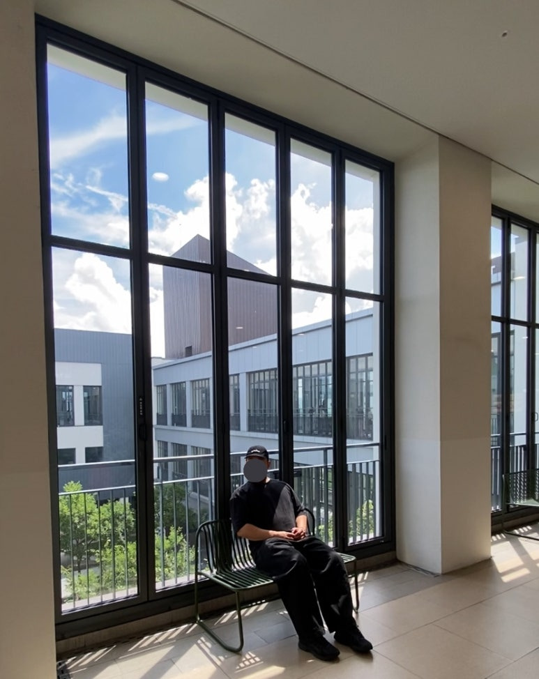 데일리룩(2025. 7. 22.)애터27 파라다이스 로고 빈티지 볼캡 블, 어커버 오버사이즈 반팔티셔츠 블랙, 무신사 무신사스탠다드 데님와이드 벌룬팬츠 블랙, 아식스 조그 100 블랙