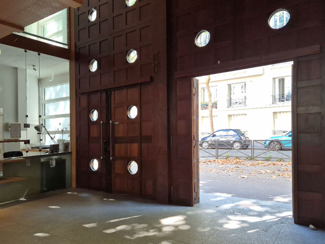 몰리토르 성당 입구, 길과 성당 사이 문턱이 없어 장애가 없는 성당 출입구