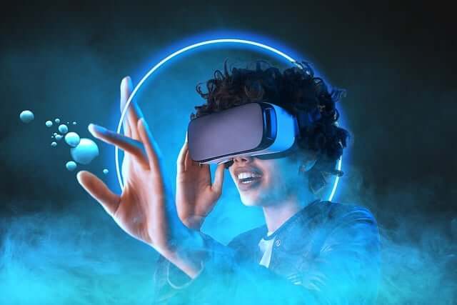 가상현실(VR)을 체험 중인 여자.