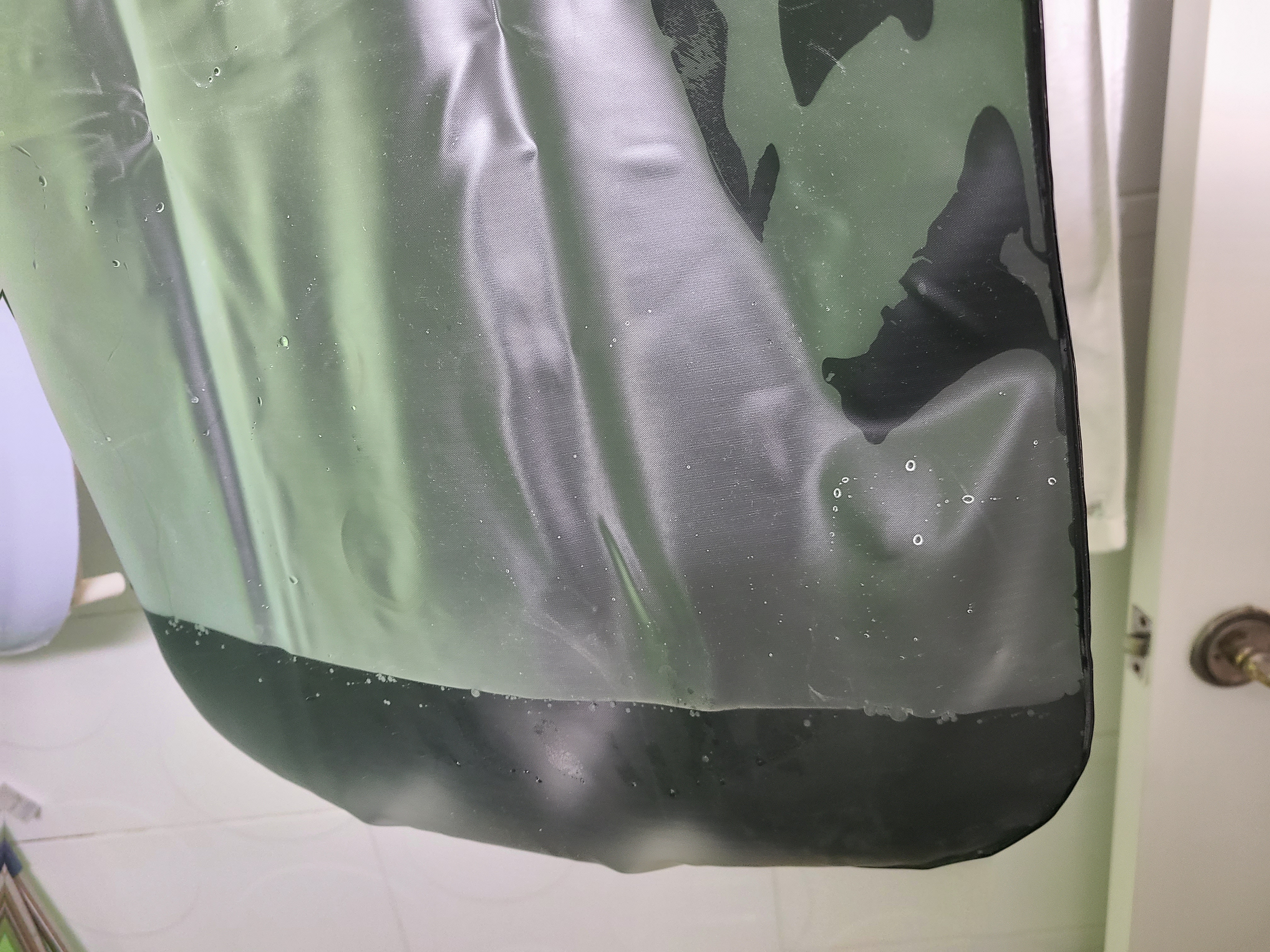 캠핑 샤워백 채워진 물