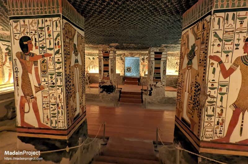 이집트 왕비 네페르타리의 무덤 내부. 벽과 기둥에 고대 이집트 신들과 왕비의 모습이 섬세하게 묘사되어 있으며, 천장은 별무늬로 장식되어 있다.