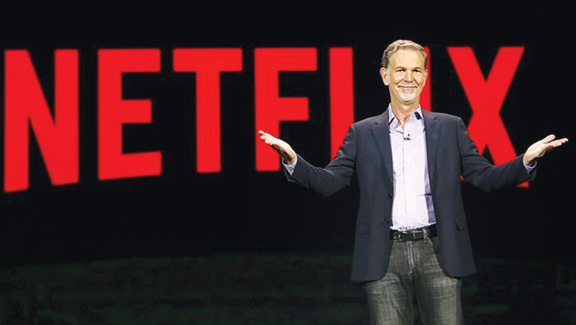 NETFLIX 로고 앞의 CEO 이미지입니다.