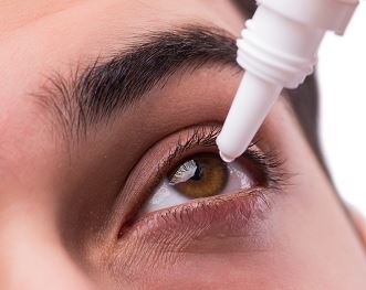 눈에 안약을 투하하는 장면을 나타낸 사진