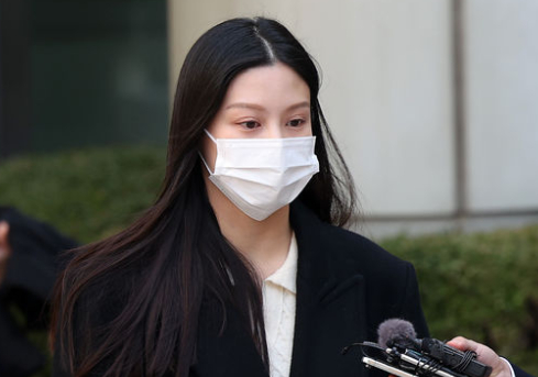 입시 비리 혐의로 기소된 조국 조국혁신당 대표의 딸 조민이 22일 오전 서울중앙지법에서 열린 1심 선고공판에서 벌금 1천만원을 선고 받은 뒤 청사를 나서고 있다. [사진=뉴시스]