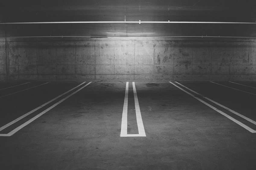 주차장 스토퍼가 있는 모습입니다