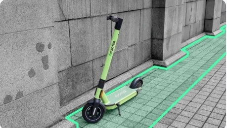 지쿠터 벽옆에 주차한 모습