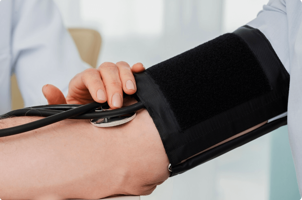 혈압을 측정하는 환자