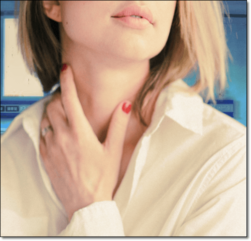 목 통증이 있는 여성