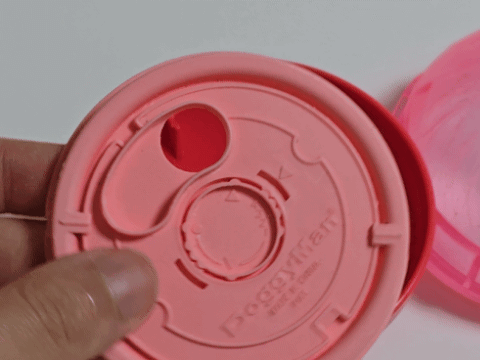 강아지 노즈워크 장난감의 난이도를 조절하는 모습