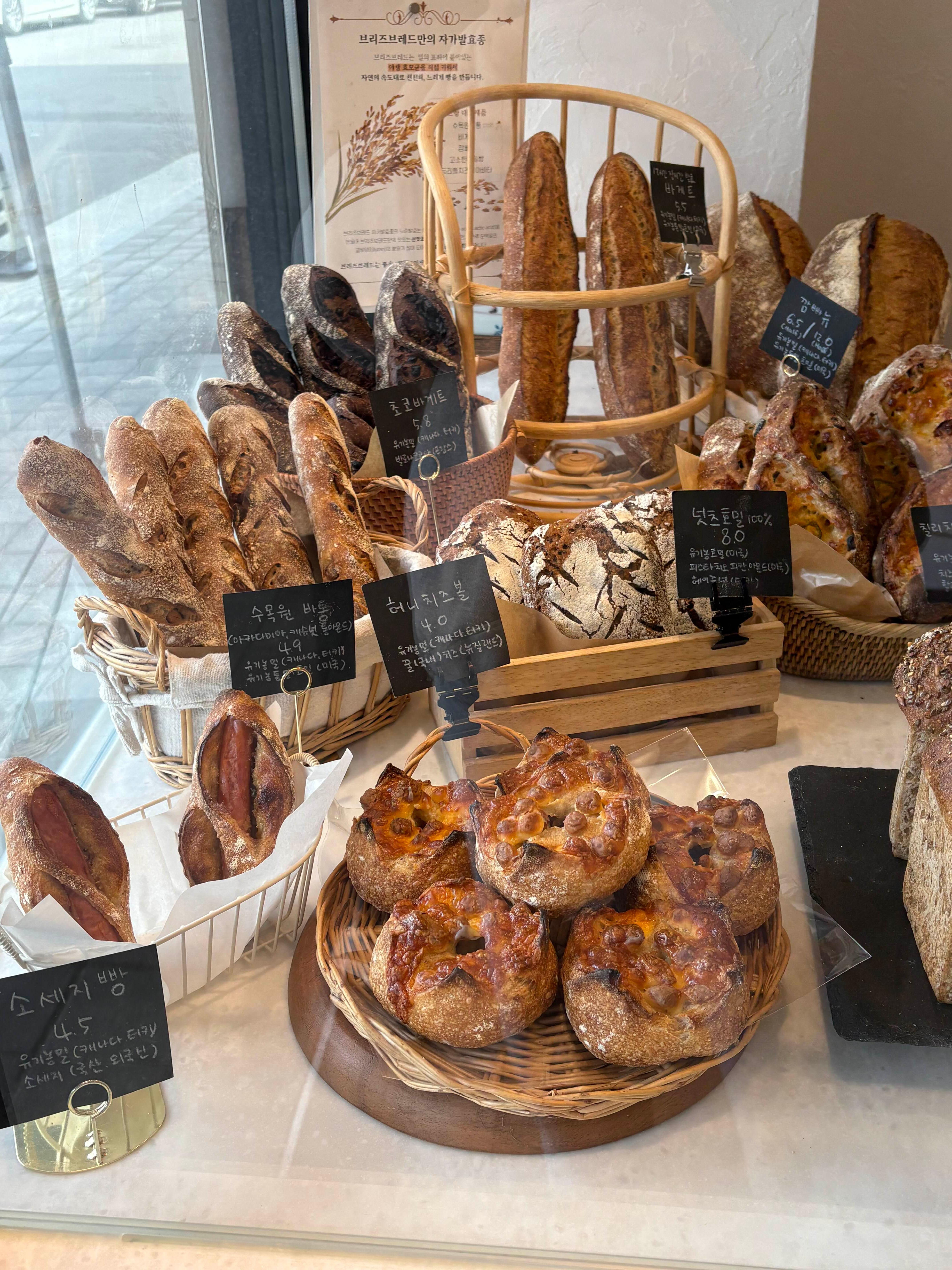 브리즈 브레드 진열되어 있던 비건 빵들(왼쪽)