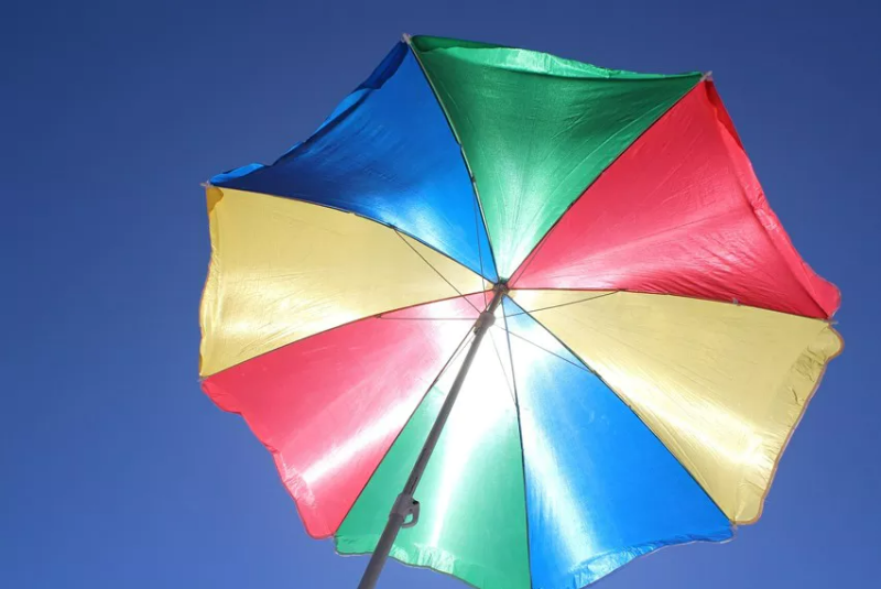 태양을 가리고 있는 파라솔