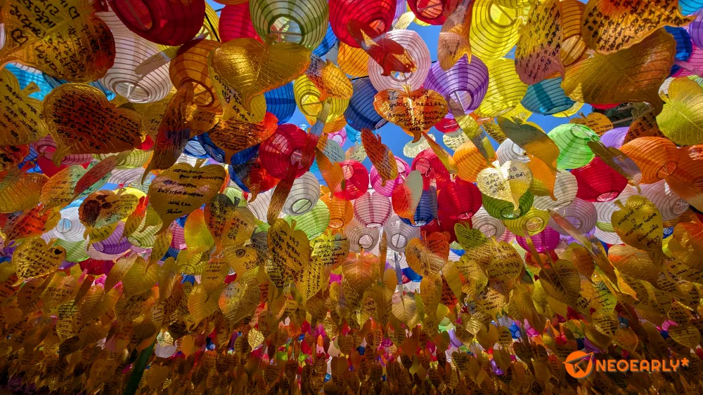 누군가의 소원을 담고 바닷바람에 흔들리며 기원해주고 있는 황금빛 잎새들