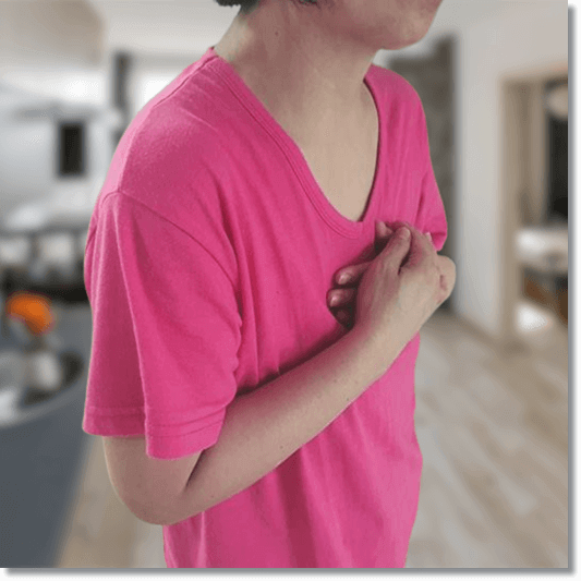 순환기 장애로 심장 통증이 있는 여성