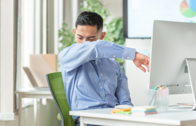 겨드랑이 땀냄새가 나는 남성