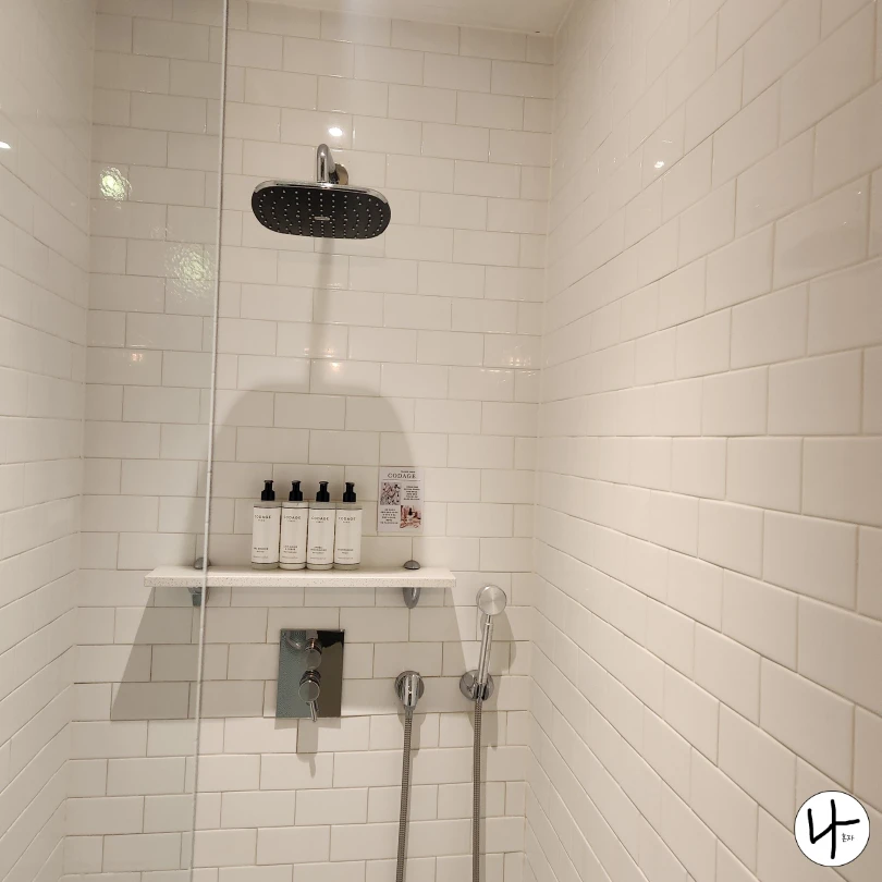 샴푸,린스,바디워시 등 구비된 샤워실