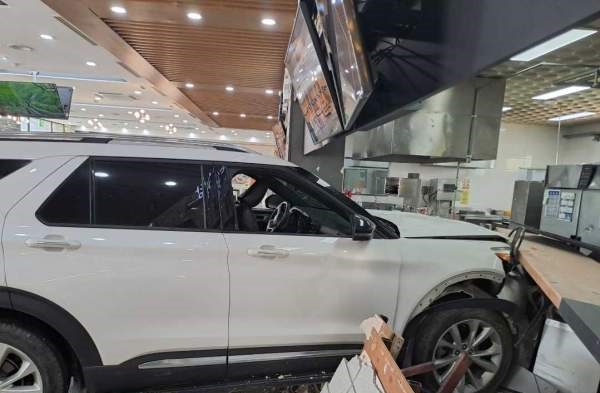 충격 속보! 영동고속도로 휴게소에서 SUV가 식당으로 돌진?!