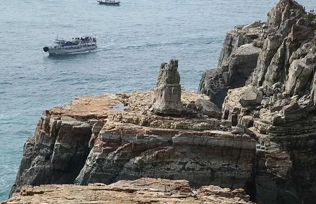 해안 절벽 땅의 단층이 그대로 보이는 절벽