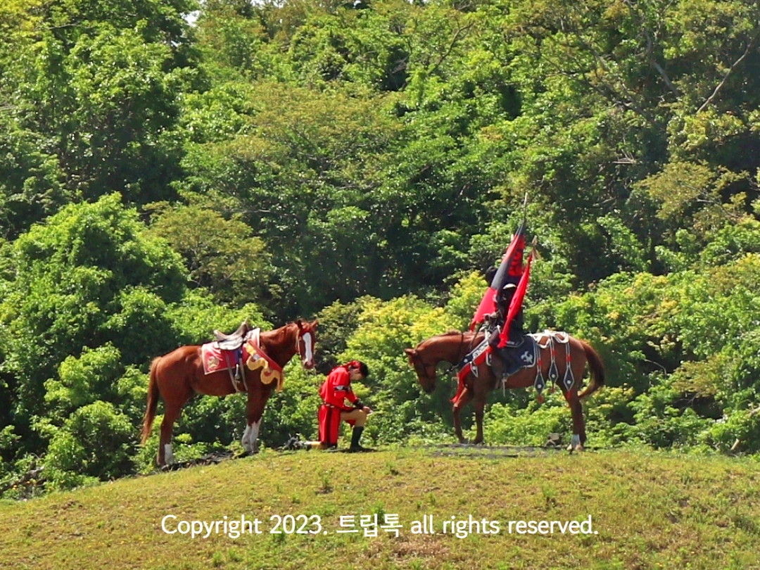 빨간 옷을 입는 태자 담덕이 왕위를 탈환하고 깃발을 하사받는다