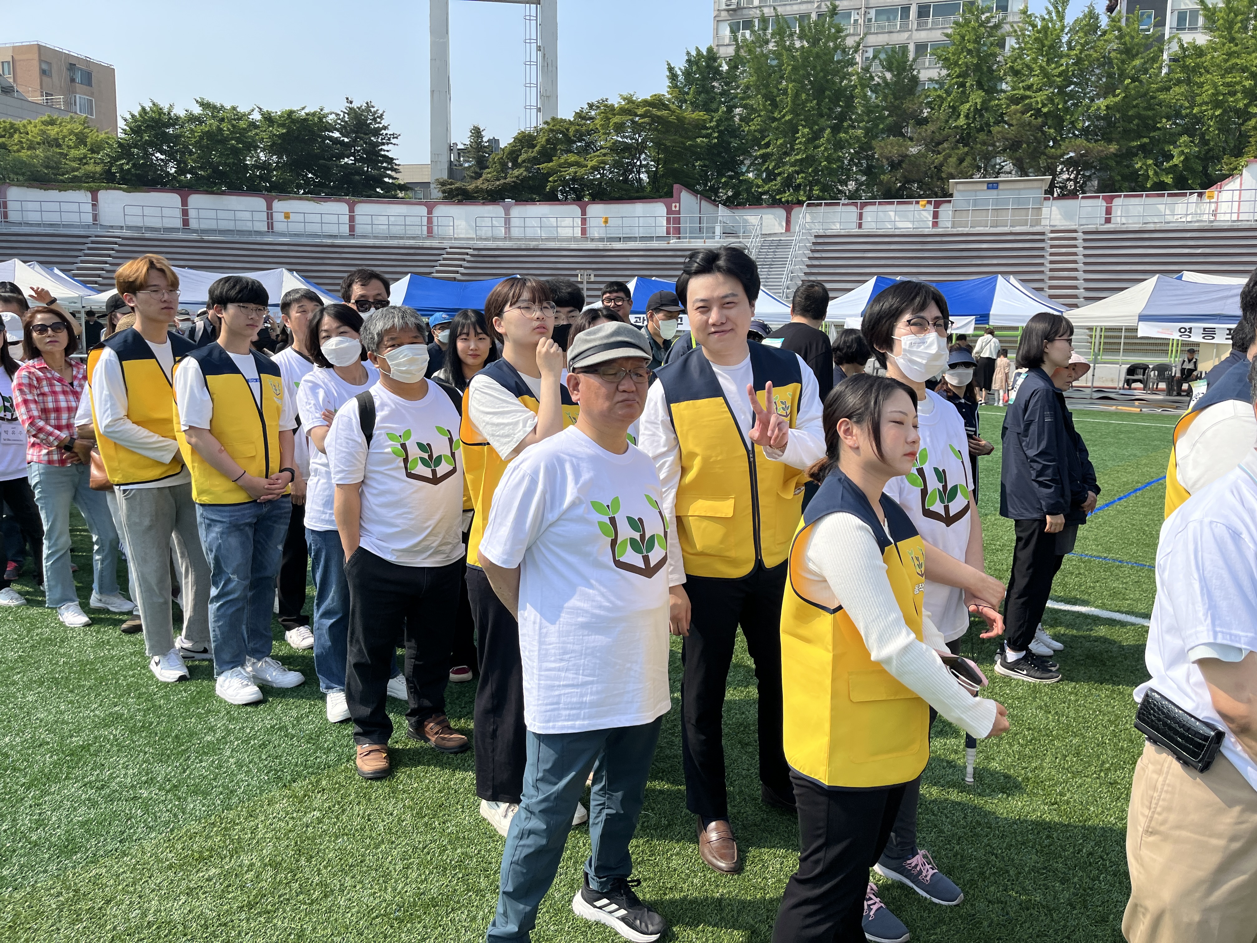 지회원들과 봉사자가 함께 개회식을 기다리고 있는 사진