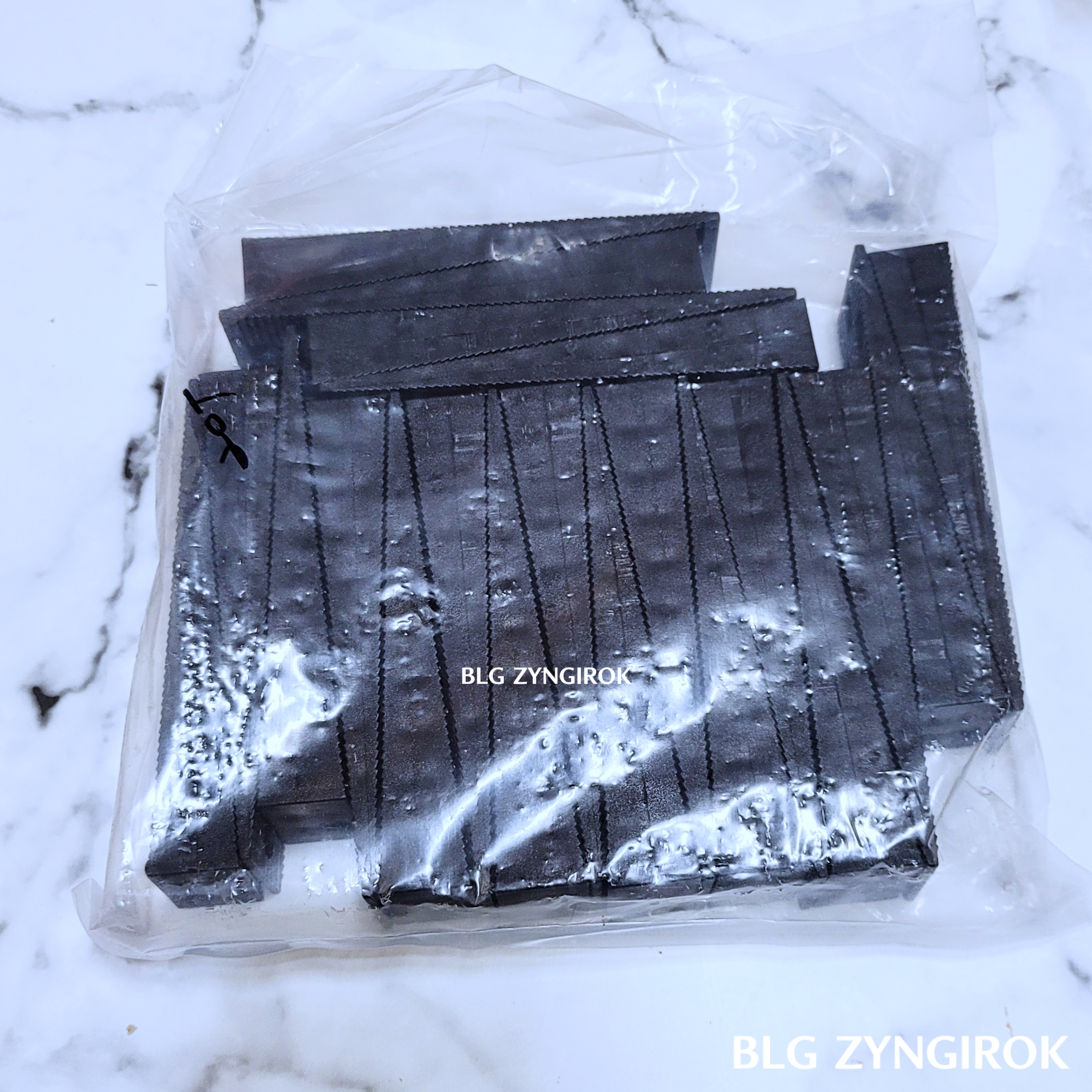 샷시 시공을 위한 삼각 쐐기가 테이블 위에 놓여있다.