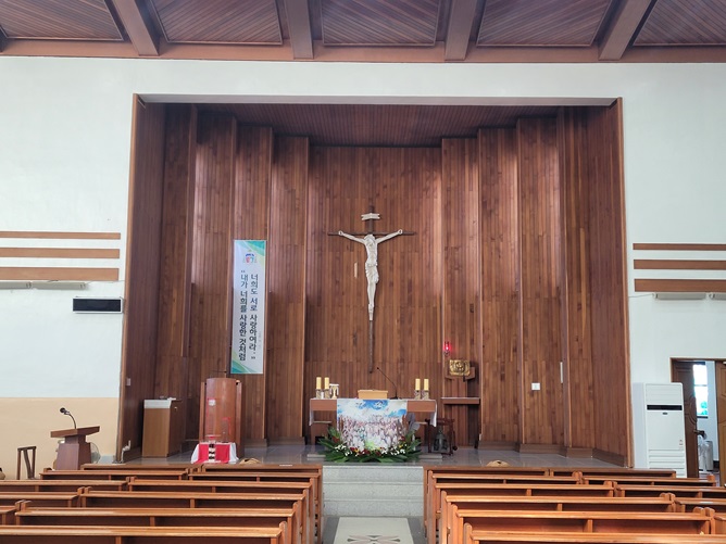 전주 복자성당 안 제대, 제단, 감실, 십자고상 사진