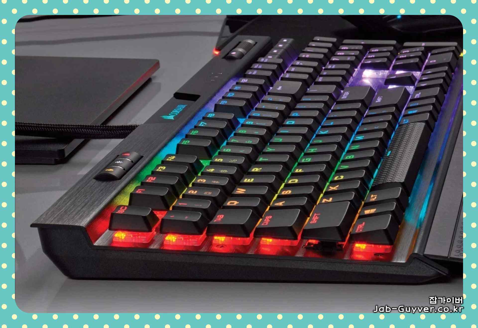 RGB_HEADER 및 팬 전원 커넥터가 보이는 PC 내부 사진