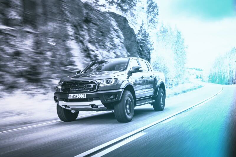 산-도로를-질주하는-SUV-차량