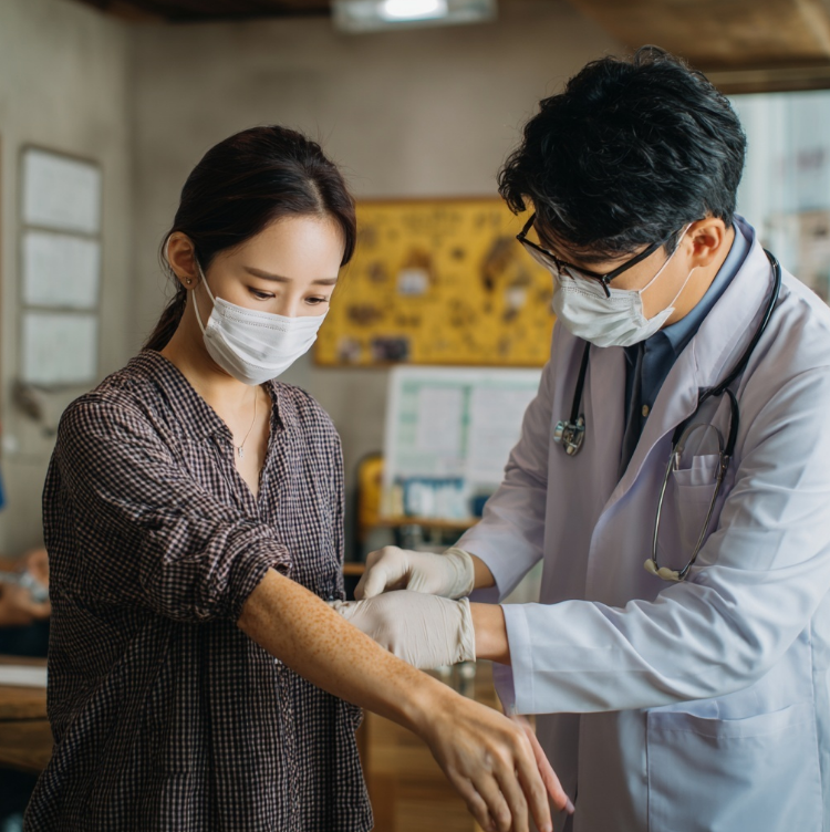 대상포진으로 병원진료를 받는 여성