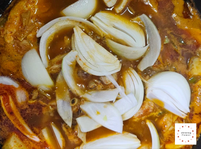 닭볶음탕-국물이 반 정도 졸아들면 감자와 양파를 넣는다