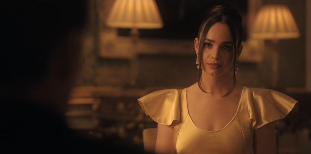 넷플릭스 옥스퍼드에서의 날들 소피아 카슨 스틸컷｜안나 역으로 우아한 드레스를 입고 있는 장면