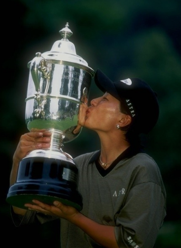 1998년-LPGA-US-오픈-우승컵에-입맞추는-박세리