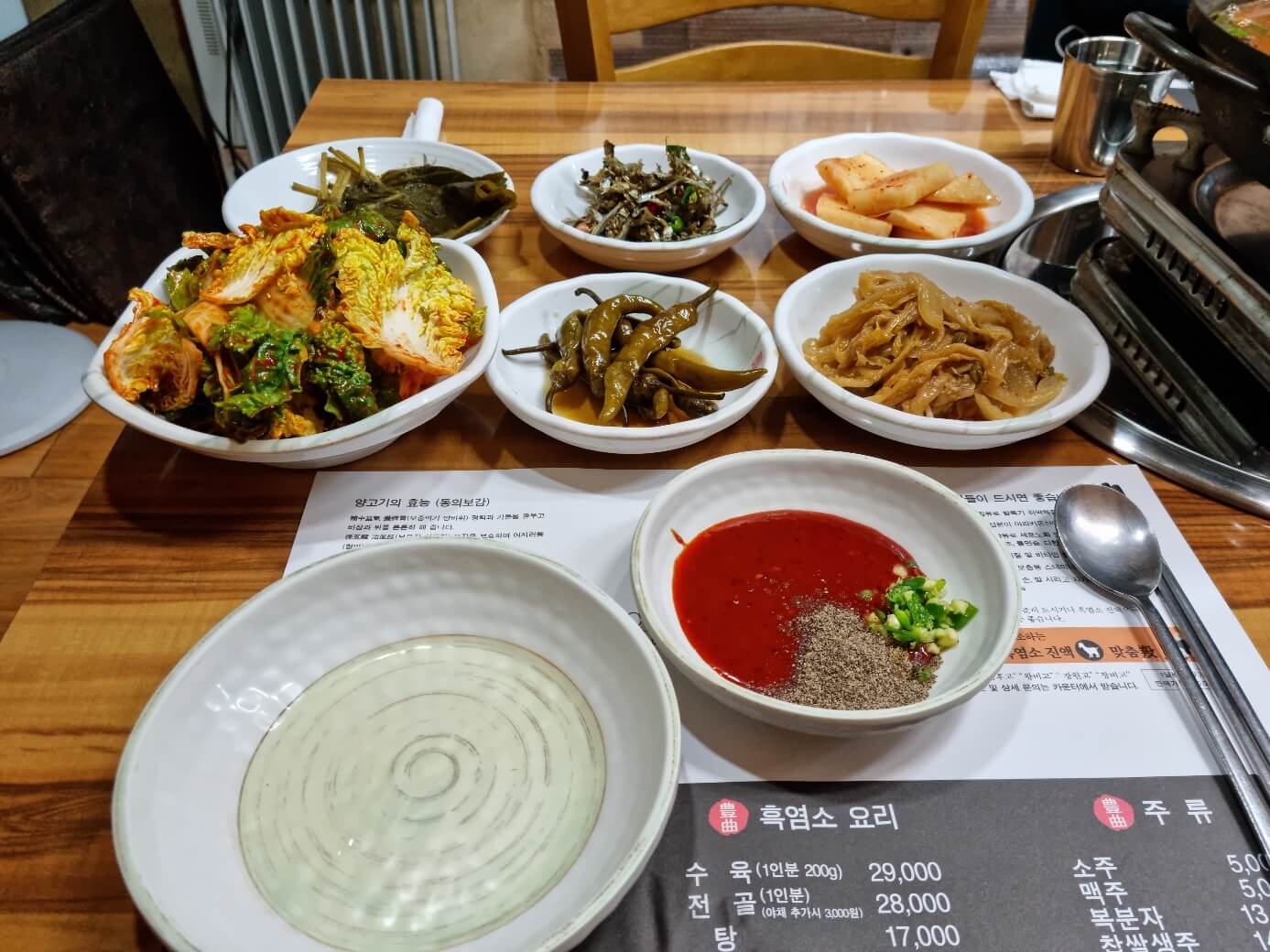 풍곡가든-기본반찬-6가지(백김치&#44;깻잎&#44;고추장아찌&#44;배추무침&#44;꺽두가&#44;멸치)