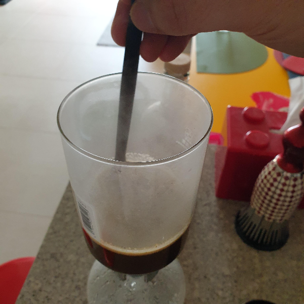 사이폰 아이스커피와 핫 커피 1인분 레시피: 중배전 원두 사용_핫 커피_물이 완전히 차오르면 1차 교반