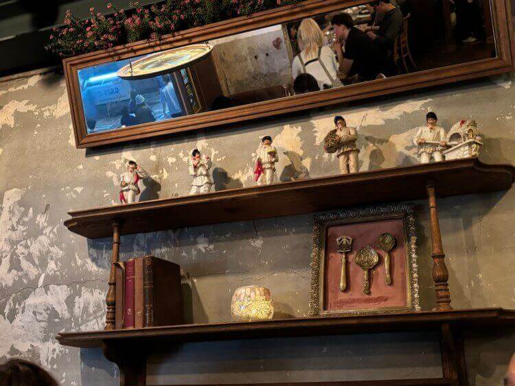 벽선반에 놓인 유럽감성을 느낄 수 있는 소품
