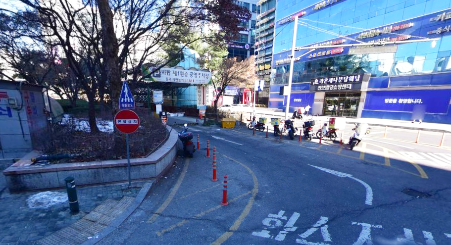주차장 입구 썸네일 이미지