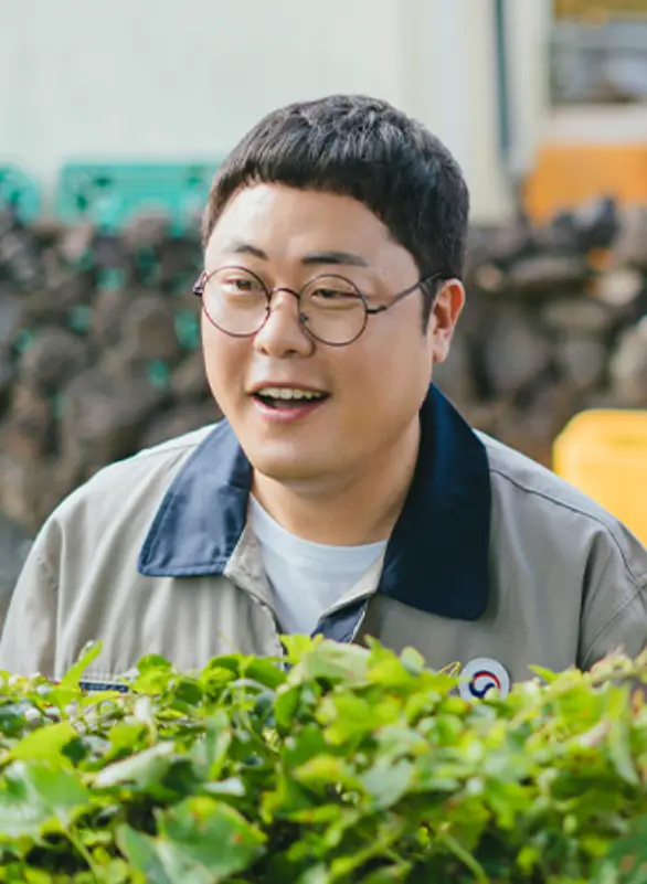 안경쓰고 미소짓는 배명진