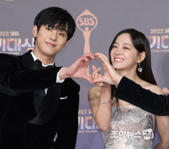 &#39;사내맞선&#39; 안효섭-김세정이 31일 오후 서울 마포구 상암동 SBS 프리즘타워에서 열린 &#39;2022 SBS 연기대상&#39; 레드카펫 행사에 시상식 MC로 참석하고 있다. [사진=정소희 기자]