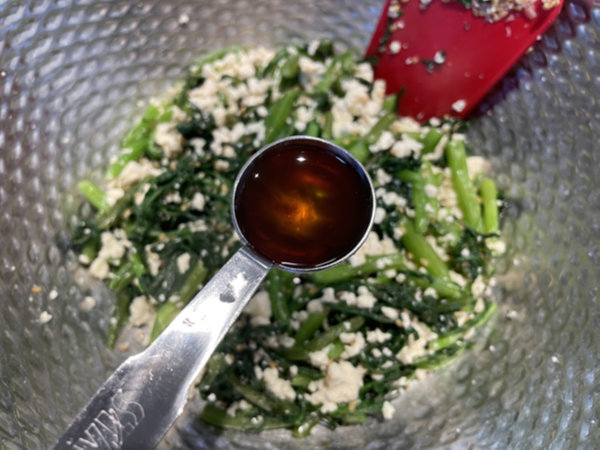 쑥갓 두부무침 양념 - 참기름 뿌리고 살짝 버무리기