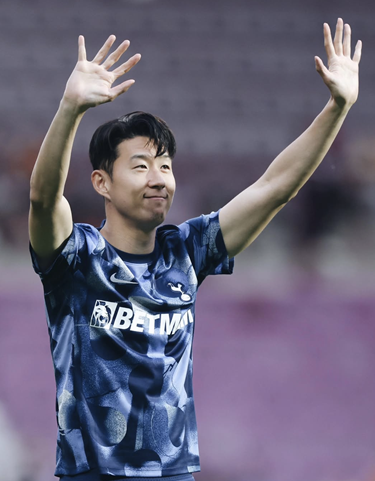 팬들에게 손을 들어 인사하는 손흥민