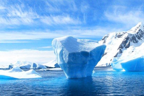 바다에 설산과 아주 커다란 얼음 조각이 둥둥 떠있다.