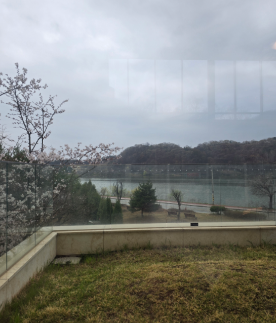 모쿠슈라 앞 저수지 사진