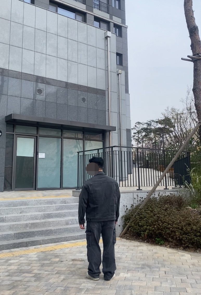 데일리룩(2024. 4. 6.)애드호크 오버핏 워싱 흑청자켓, 빈티지 구제 티셔츠, 디미트리블랙 파라슈트 카고 데님팬츠, 뉴발란스 스니커즈 운동화 MT410SA5 799A35