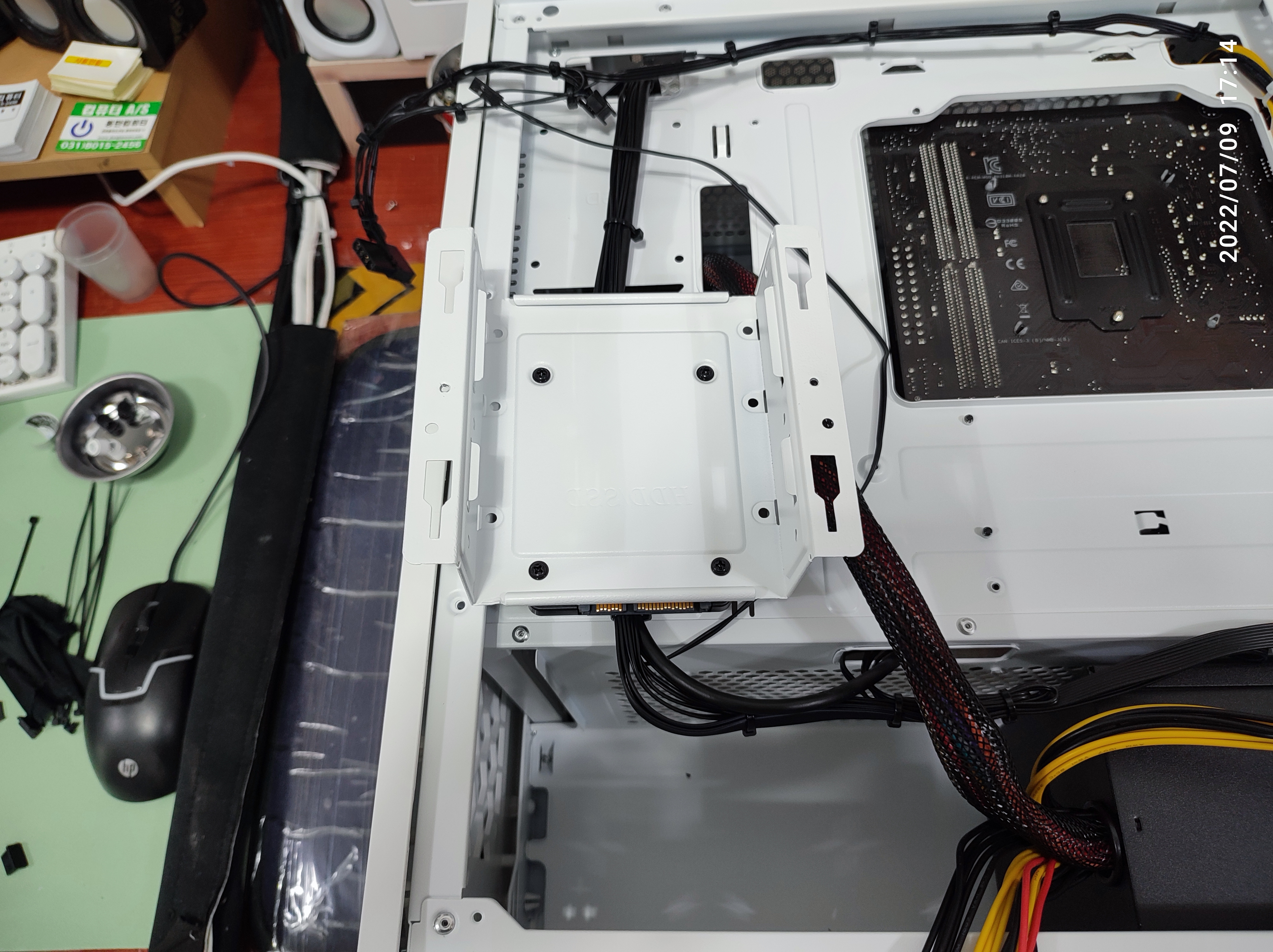 하드디스크 베이에 하드디스크와 SSD를 고정했습니다.