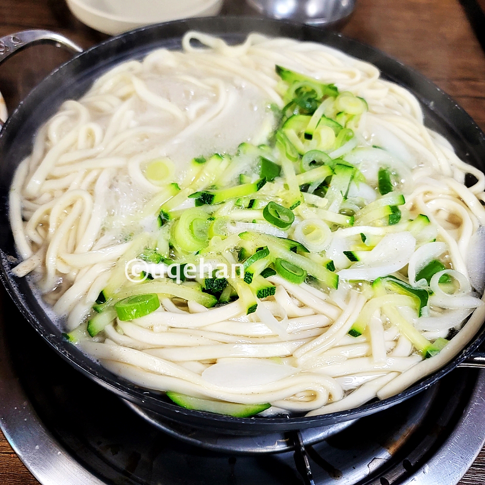 양주 밀밭 칼국수 메뉴가 나와 칼국수 위에 애호박이 고명으로 올라가있다.