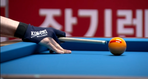 프로당구선수가 김치 브랜드의 장구장갑을 끼고 샷을 하는 모습