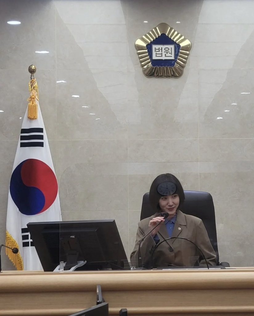 법원 의자에 앉아 있는 모습