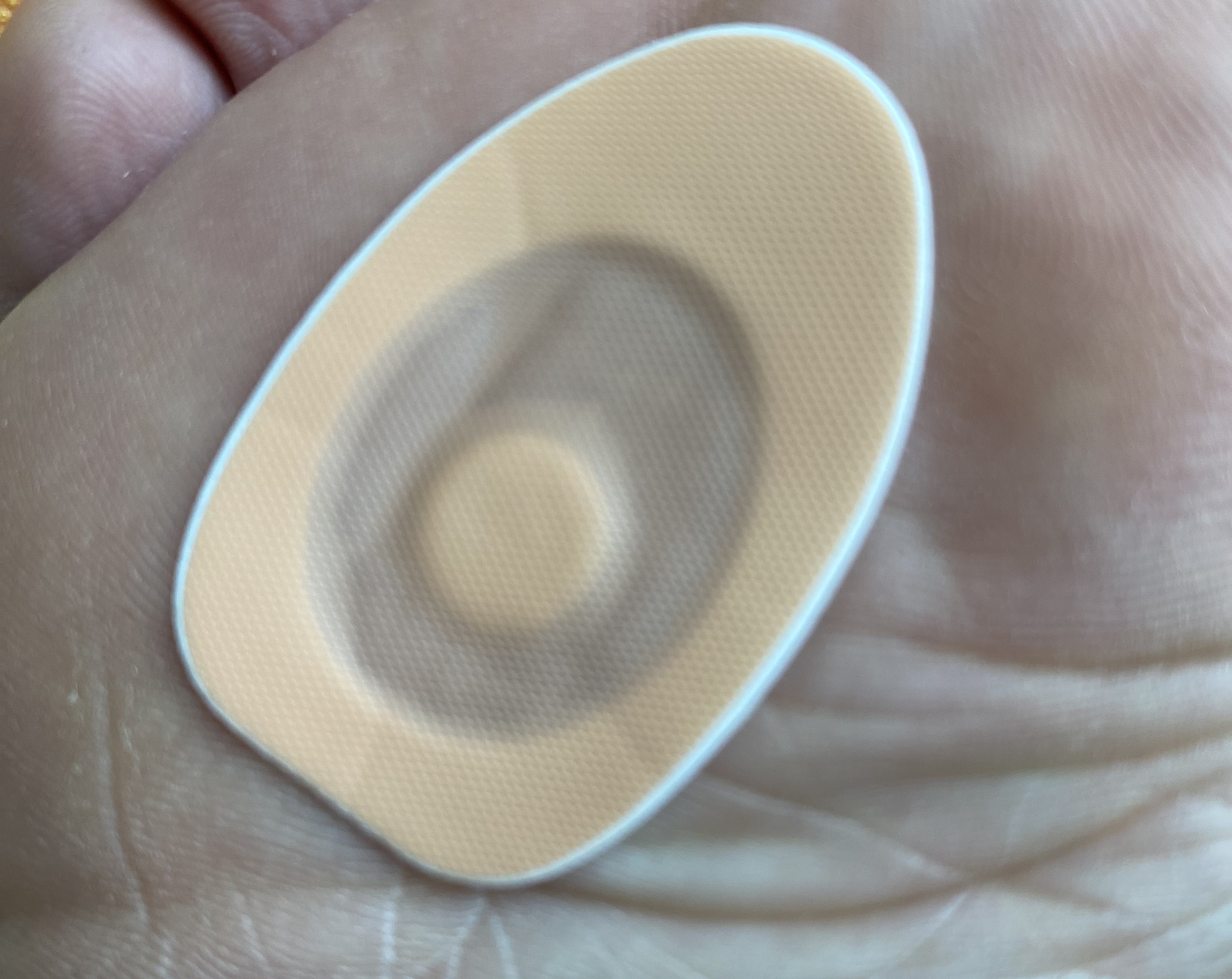 이렇게 생긴 밴드를 붙여 보았어요.