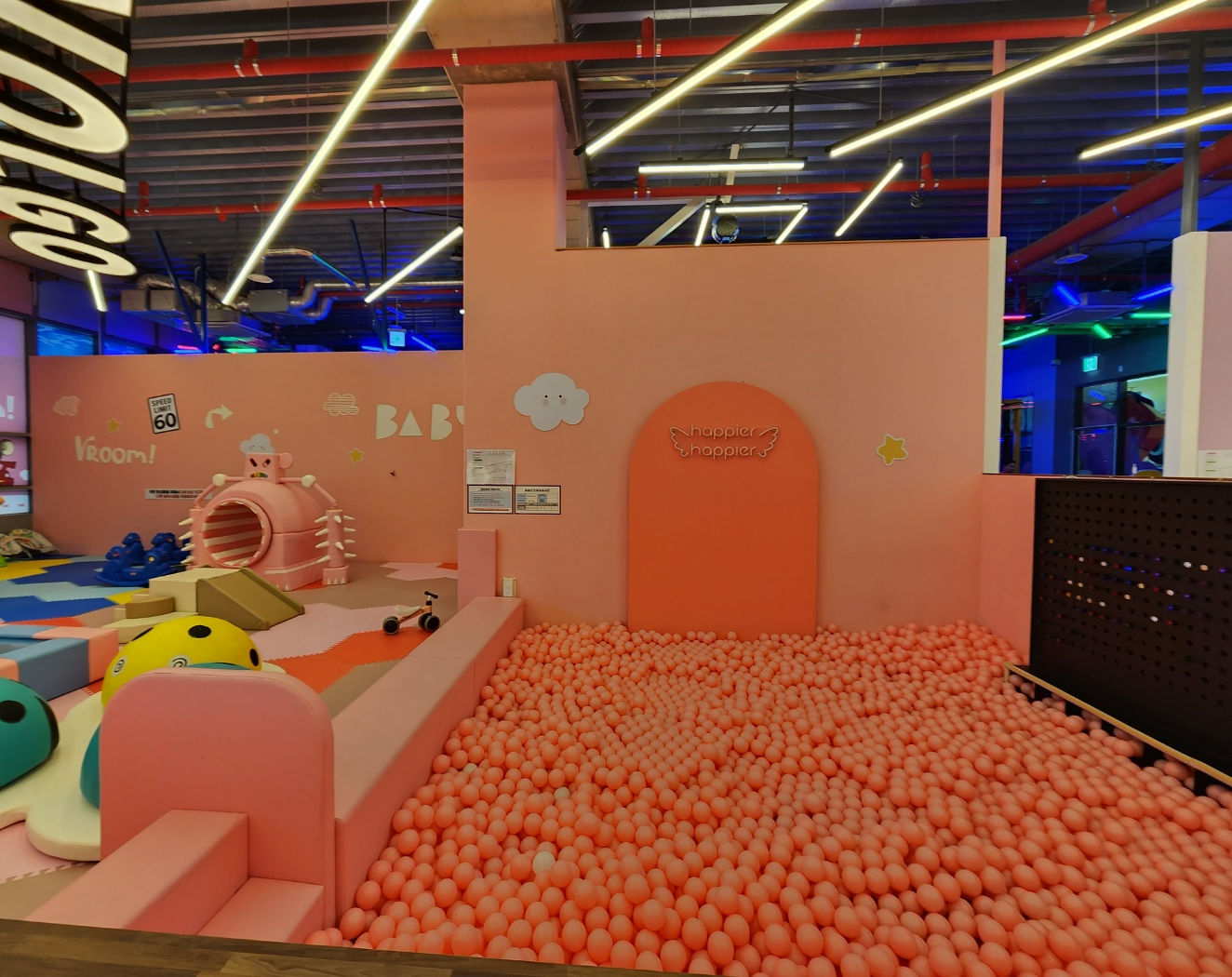 볼풀장과 영유아 놀이시설들